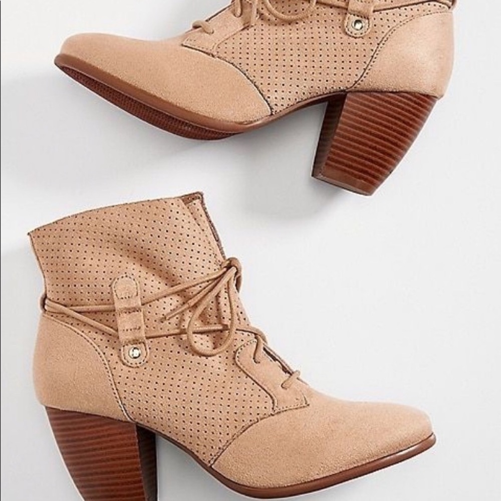 NWT Maurices Carli Women’s Camel Tan Vegan Lace Up Perforated Ankle Bootie Boots - Picture 1 of 3